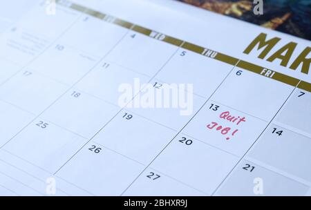 Chiudere le parole del lavoro scritte sul calendario della tabella con un indicatore rosso. Concetto di occupazione o di carriera. Foto Stock