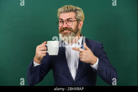 Caffè dipendente. Insegnante in bicchieri bere caffè Chalkboard sfondo. Carica di energia per tutto il giorno. Piacevole sorso. Pausa caffè e relax. Pranzo per l'insegnante. Dose di caffeina. Concetto di ottimismo. Foto Stock