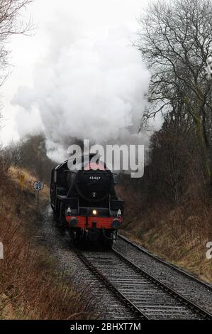 45407 'il Lancashire Fusilier' porta 44871 sulla pendenza per il Sugar Loaf Summit con un'escursione della compagnia di turismo ferroviario. Foto Stock