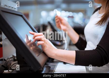 venditore, shopgirl stampa di una ricevuta, fattura per un cliente, tempo di vendita, periodo di sconto, concetto finanziario Foto Stock