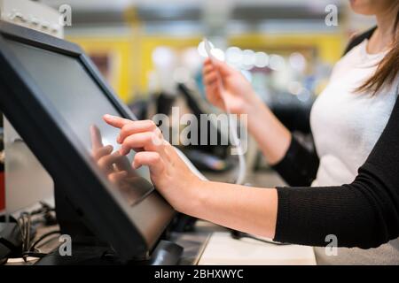 venditore, shopgirl stampa di una ricevuta, fattura per un cliente, tempo di vendita, periodo di sconto, concetto finanziario Foto Stock