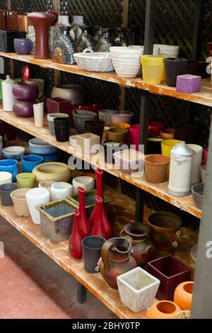 Varietà di creta e vasi di plastica e di cachepot per piante domestiche in vendita in deposito Foto Stock