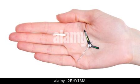 Tenere la mano le frecce dell'orologio isolate sul bianco Foto Stock