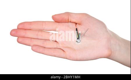 Tenere la mano le frecce dell'orologio isolate sul bianco Foto Stock