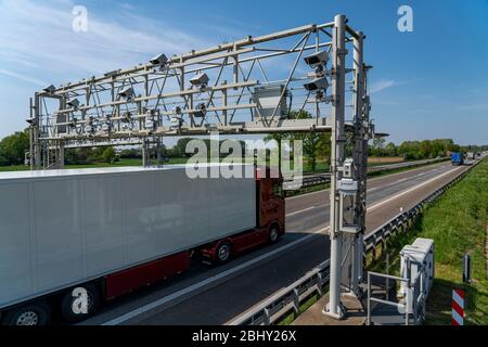 Ponte a pedaggio, per la registrazione dei pedaggi autostradali, sull'autostrada A3 vicino a Hamminkeln, basso Reno, NRW, Germania, Foto Stock