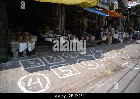 Prayagraj, Uttar Pradesh, India. 28 Aprile 2020. Il negoziante di alimentari aspetta i clienti durante il governo ha imposto il blocco nazionale come misura preventiva contro il virus della corona COVID-19 a Prayagraj il 28 aprile 2020. Credit: Prabhat Kumar Verma/ZUMA Wire/Alamy Live News Foto Stock