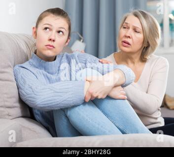 Coppia madre lenisce figlia adulta Foto Stock