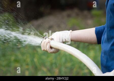 Rubinetto di acqua per irrigazione del giardino Foto stock - Alamy