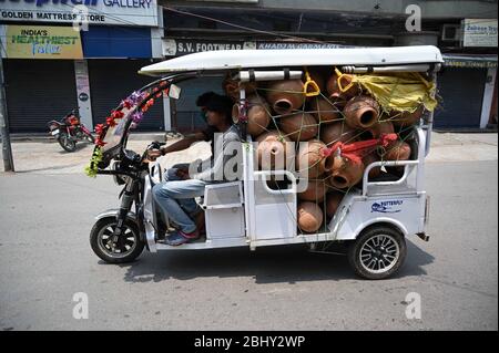 Prayagraj, Uttar Pradesh, India. 28 Aprile 2020. Un e-Rikshaw che trasportava i lanciatori durante il governo ha imposto il blocco nazionale come misura preventiva contro il virus della corona COVID-19 a Prayagraj il 28 aprile 2020. Credit: Prabhat Kumar Verma/ZUMA Wire/Alamy Live News Foto Stock