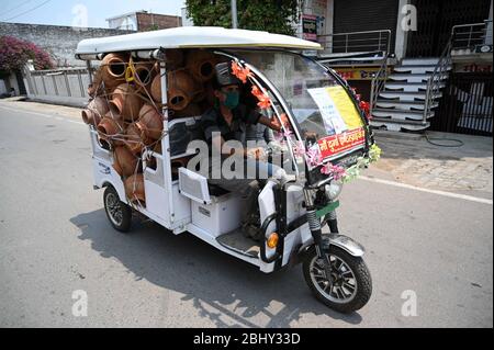 Prayagraj, Uttar Pradesh, India. 28 Aprile 2020. Un e-Rikshaw che trasportava i lanciatori durante il governo ha imposto il blocco nazionale come misura preventiva contro il virus della corona COVID-19 a Prayagraj il 28 aprile 2020. Credit: Prabhat Kumar Verma/ZUMA Wire/Alamy Live News Foto Stock