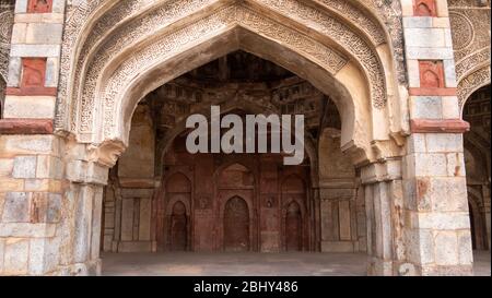 la moschea medievale al bara gumbad ai giardini lodhi a delhi Foto Stock