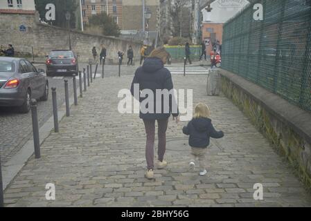 Madre e bambino su una strada acciottolata in 18e Parigi, pasakdek Foto Stock