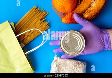 Consegna di cibo vitale durante un coronavirus pandemico Covid-19. Crisi alimentare approvvigionamenti per il periodo di isolamento di quarantena Foto Stock