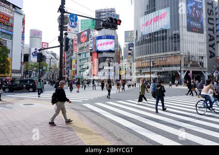 Tokyo, Giappone - 15 Aprile 2020 : Shibuya Crossing durante la diffusione del coronavirus Foto Stock