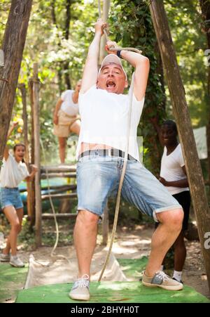 Saltando sulle corde - attrazione divertente in un parco di divertimenti Foto Stock