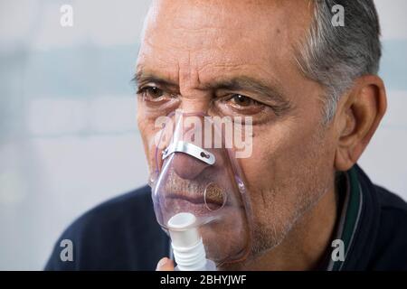 Ritratto di un uomo anziano che indossa una maschera di ossigeno. (Salute e fitness) Foto Stock