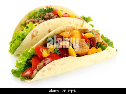 Burritos di manzo fatti in casa con verdure e tortilla, isolati su bianco Foto Stock