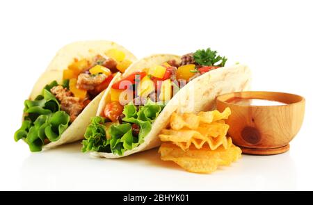 Burritos di manzo fatti in casa con verdure e tortilla, isolati su bianco Foto Stock