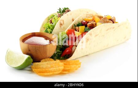 Burritos di manzo fatti in casa con verdure e tortilla, isolati su bianco Foto Stock