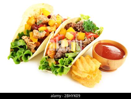 Burritos di manzo fatti in casa con verdure e tortilla, isolati su bianco Foto Stock