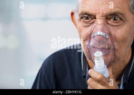 Ritratto di un uomo anziano che indossa una maschera di ossigeno. (Salute e fitness) Foto Stock