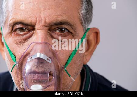 Ritratto di un uomo anziano che indossa una maschera di ossigeno. (Salute e fitness) Foto Stock