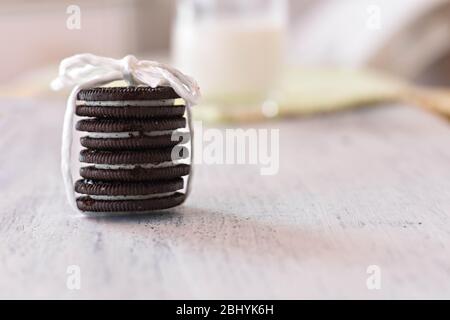 Deliziosi biscotti al cioccolato con crema vaniglia il riempimento/ dolce biscotti al cioccolato Foto Stock