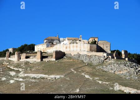 Vista del castello, della chiesa e del convento (Iglesia y Convento de Santa Clara de Jesus) sulla collina, Estepa, provincia di Siviglia, Andalusia, Spagna, Wee Foto Stock