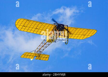 Sorvolo di un aereo d'epoca, una replica del Bleriot XI Foto Stock