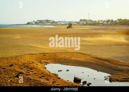 Puerto del Carmen, Lanzarote, Provincia di Las Palmas, Spagna; vista sulla spiaggia al tramonto. Foto Stock
