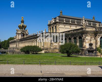 Il Palazzo Zwinger con la Kronentor Gate nella città di Dresda, Sassonia, Germania. Foto Stock