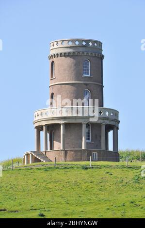La Kimmeridge Tower, conosciuta anche come Clavell Folly fu costruita originariamente nel 1830 ma nel 2006 fu ricostruita a 25 metri dal bordo della Hen Cliff sul Foto Stock