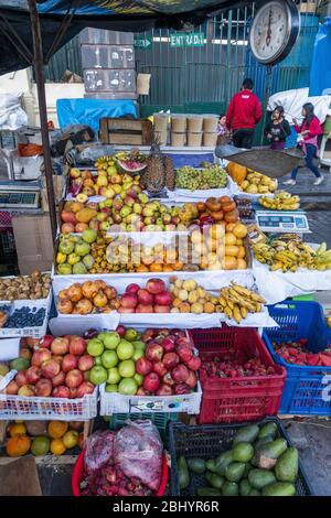 Venditore di strada che vende prodotti al mercato di San Pedro a Cusco, Perù Foto Stock