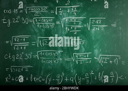 Le formule matematiche su sfondo blackboard Foto Stock
