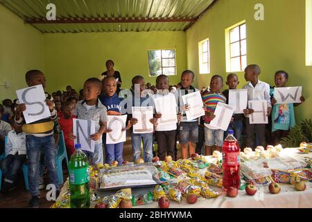 Volontari della protezione globale del Leone Bianco insegnano agli studenti l'importanza della conservazione dei leoni bianchi. Riserva di Timbavati, Sudafrica Foto Stock