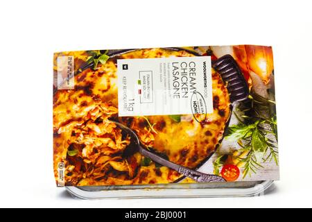 Alberton, Sud Africa - un contenitore di Woolworths cibo lasagna di pollo cremoso isolato su una chiara immagine di sfondo con spazio copia Foto Stock