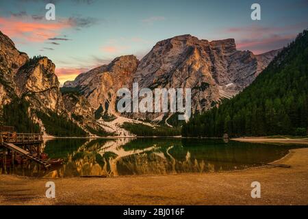 Lago Braies al tramonto in autunno, Italia Foto Stock