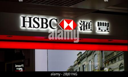 Hong kong - 8 aprile 2015: Firma della banca HSBC. HSBC è uno dei più grandi gruppi bancari. Foto Stock