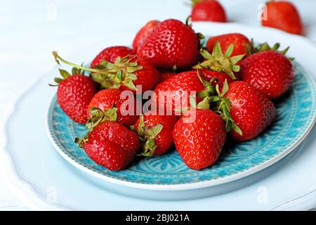 Fragole mature in piatto, primo piano Foto Stock