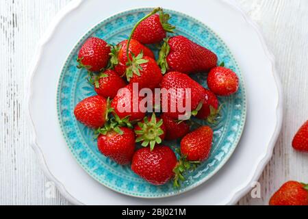 Fragole mature in piatto, vista dall'alto Foto Stock