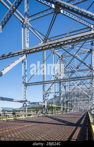 Un ponte di truss di metallo aperto di trasporto di colore argento sopra il fiume di Columbia collega due stati Oregon e Washington nella gola di Columbia sono Foto Stock