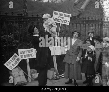 Le madri marciano ad Hyde Park per protestare contro 6d latte - 21 ottobre 1916 Foto Stock