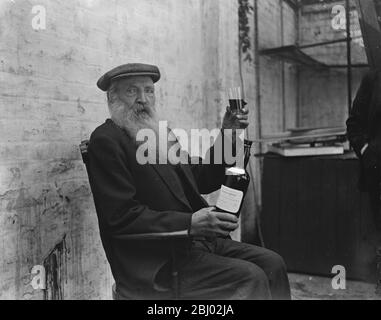 Patriarca di Walworth - 103 e ancora in corso - bere Scotch whisky Black & White - - 13 settembre 1922 Foto Stock