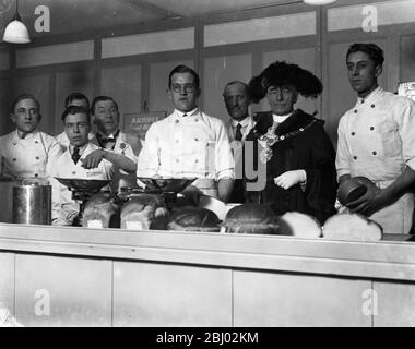 Mostra dei panettieri e dei costruttori alla Horticultural Hall di Londra . Il Signore Sindaco ( Sir Kynaston Stodd ) , raffigurato con alcuni dei panettieri . - 5 marzo 1929 Foto Stock