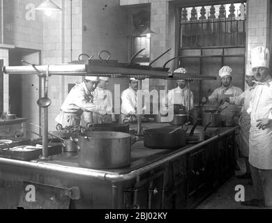 The Forum Club , 6 Grosvenor Place , Hyde Park , Londra . Le cucine . - 5 ottobre 1920 Foto Stock