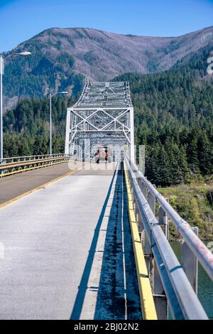 Un ponte di truss di metallo aperto di trasporto di colore argento sopra il fiume di Columbia collega due stati Oregon e Washington nella gola di Columbia sono Foto Stock