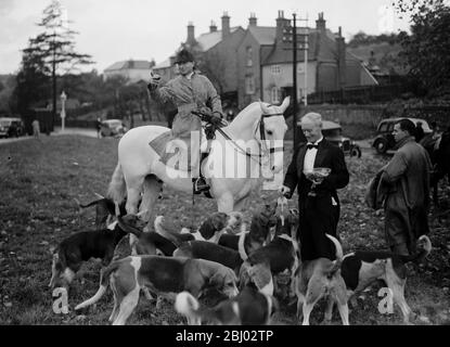 R A Draghunt . Capitano Bolton con i dintorni . Mentre i camerieri forniscono i pezzi per i hounds . - 25 ottobre 1937 Foto Stock