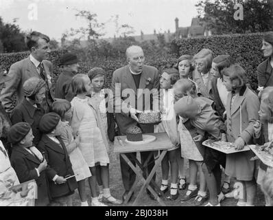 Canon R S Greaves mostra una torta ai bambini a Chislehurst , Kent . - 1939 Foto Stock