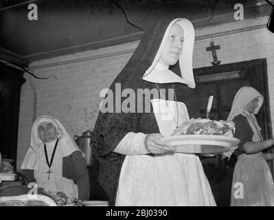 Le monache cucinano per le prime parti di soccorso al Convento di Kensington , Londra . - 1939 Foto Stock