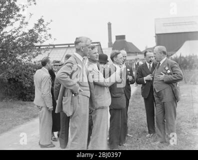 L'onorevole William Shepherd Morrison , ministro britannico dell'Agricoltura , della pesca e dell'alimentazione (davanti alla foto) , che si esibiva intorno alla stazione di ricerca East Malling di Kent . - 1937 Foto Stock